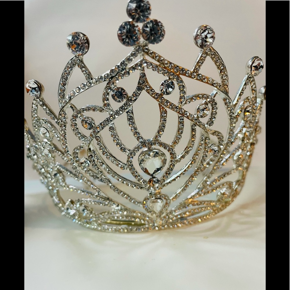 Beautiful Tiara - Picture 2 of 2